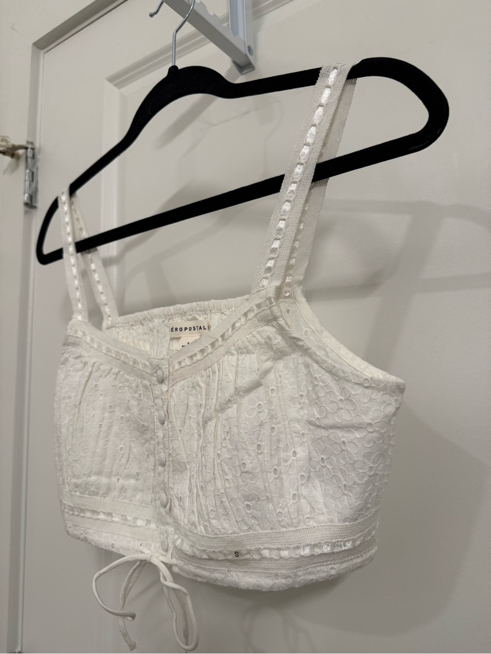 Aeropostale White Eyelet Button-Front Cropped Camisole - Picture 2 of 11